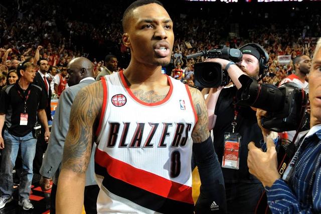 库里33+8文班亚马32+9+5+4 勇士险胜马刺4连胜